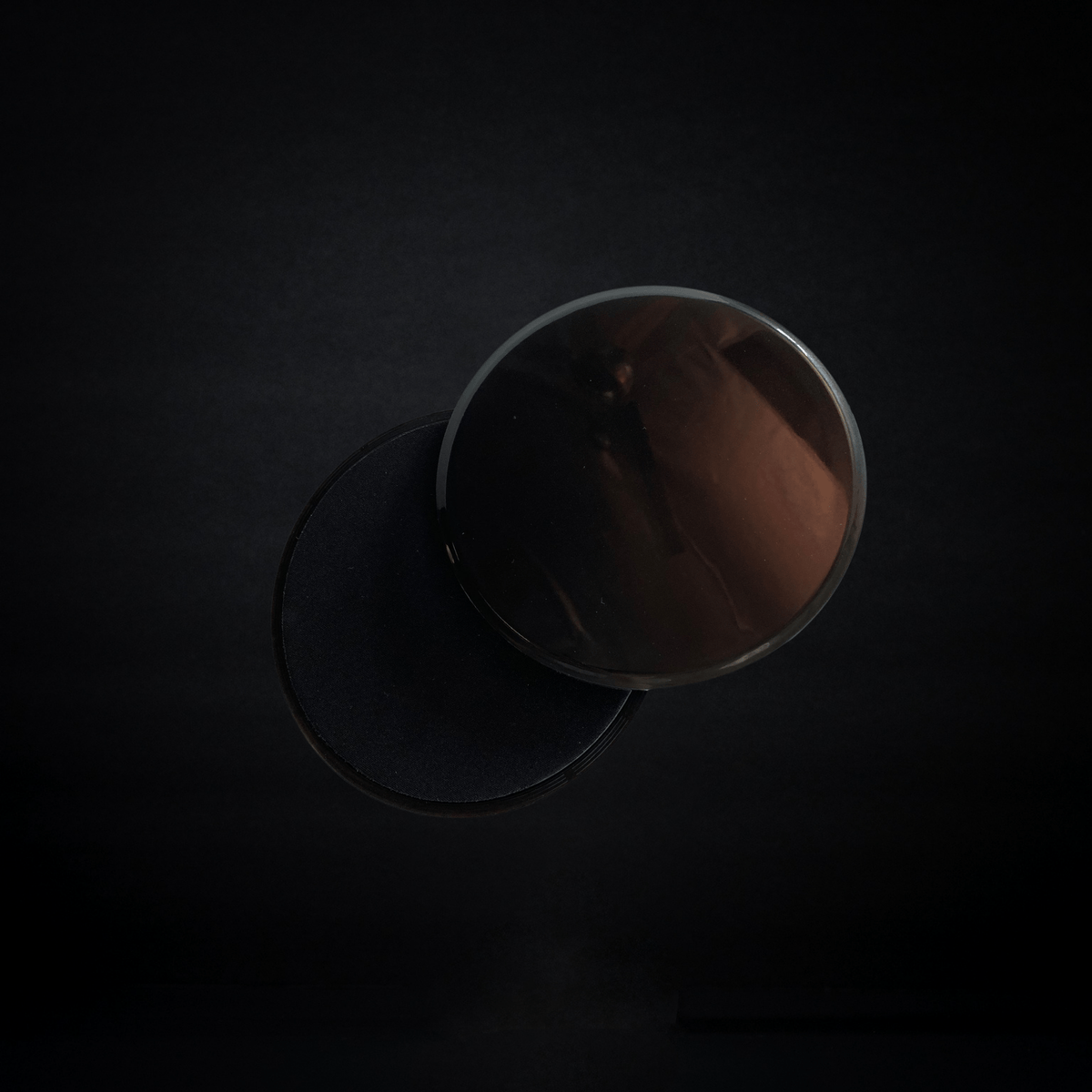 Black core sliding discs on black background