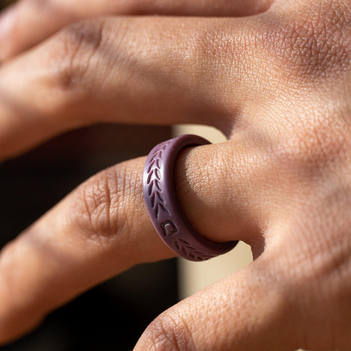 Personal Trainer wearing purple Qalo ring while working out